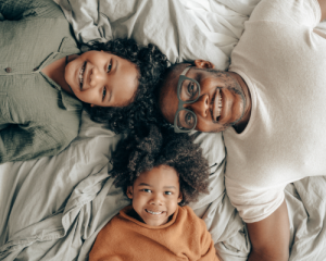 dad laying with his two kids